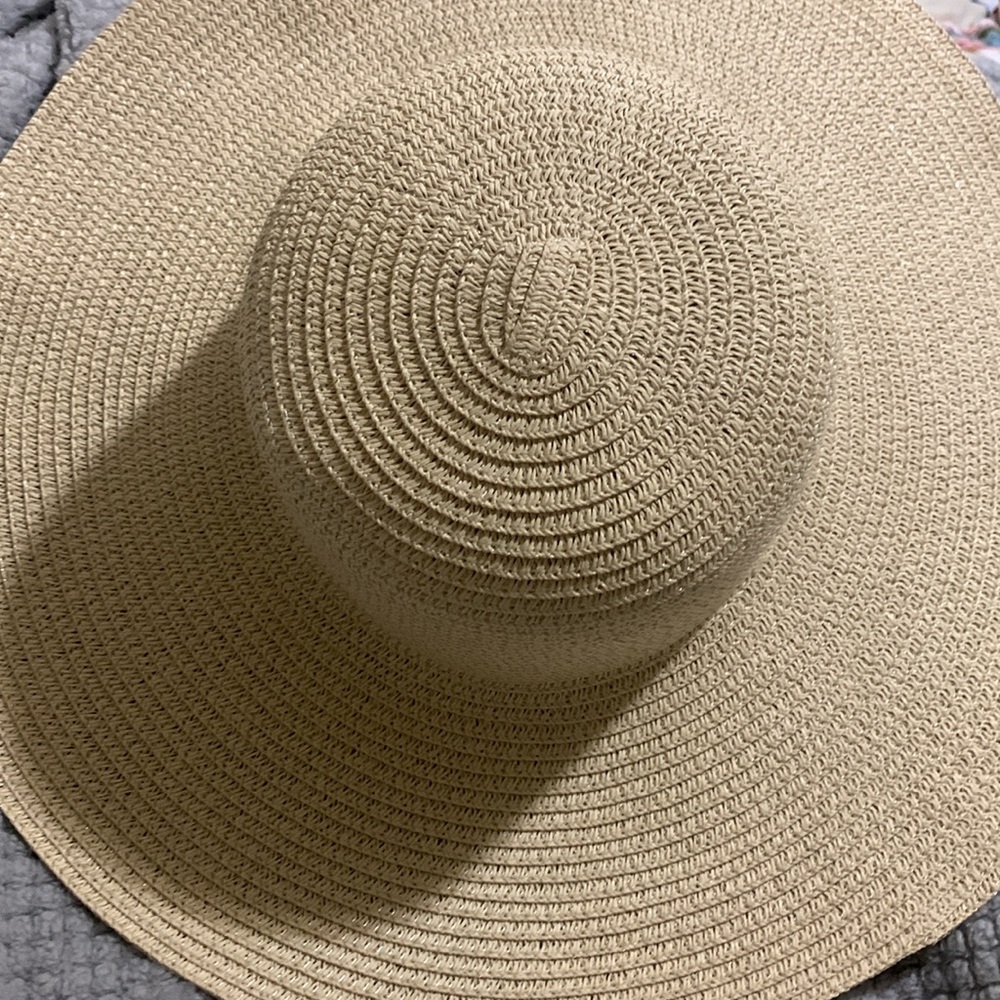 Gorgeous wide brimmed beach/ spring hat - Picture 11 of 11